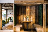Ein liebevoll gedeckter Tisch in der Nische unterstreicht den Charme vom Familienhotel Alpura Retreat in Südtirol.