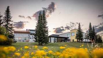 Hotelansicht von außen vom Elldus Resort in Oberwiesentahl im Erzgebirge 