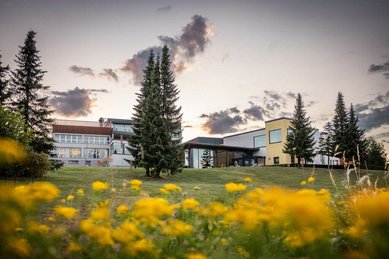 Hotelansicht von außen vom Elldus Resort in Oberwiesentahl im Erzgebirge 