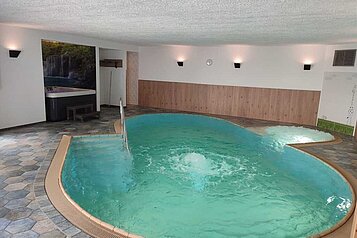 Das Schwimmbad auf einem Blick im Familienhotel Monikas Ferienhof im Sauerland.