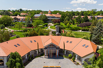 Sommer Luftaufnahme vom Familienhotel Kolping Hotel Spa & Family Resort in Ungarn.