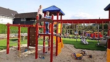 Das Große Klettergerüst auf dem Spielplatz im Familienhotel Monikas Ferienhof.