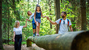 Familie wandert auf dem Seerundweg in Eging am See im Bayerischen Wald.