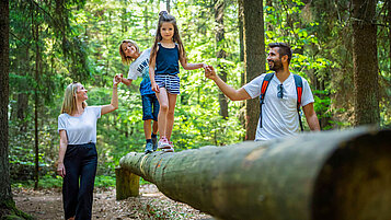 Familie wandert auf dem Seerundweg in Eging am See im Bayerischen Wald.