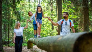 Familie wandert auf dem Seerundweg in Eging am See im Bayerischen Wald.