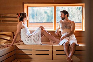 Eltern entspannen in der Sauna des Familienhotels Das Hopfgarten.