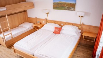 Helles, geräumiges Familienzimmer mit Stockbett im Alpengasthof Hochegger in Kärnten