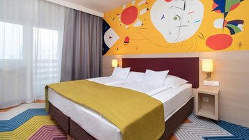 Modernes Familienzimmer mit einem Doppelbett im Familienhotel Kolping Hotel Spa & Family Resort in Ungarn.