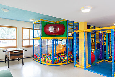 Große Softplayanlage im Indoorspielplatz vom Familienhotel Wellness- & Familienhotel Egger in Saalbach Hinterglemm.