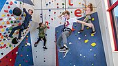Für die Kinder gibt es eine Kletterwand im Familienhotel Zauchenseehof im Salzburger Land