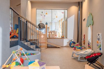 Happy-Club im Alpenhotel Kindl mit Babywippen und Spielzeug für jedes Alter.