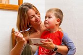 Fröhliche Familie im Landgut Furtherwirt genießt dier große Auswahl an Babynahrung.