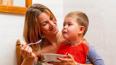 Fröhliche Familie im Landgut Furtherwirt genießt dier große Auswahl an Babynahrung.