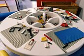 Legotisch mit Legosteinen im Spielzimmer vom Adler Familien- & Wohlfühlhotel in Tirol.