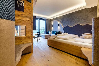 Großes, helles Appartement mit Couch und separatem Kinderschlafbereich im Familienhotel Allgäuer Berghof.