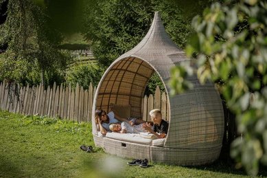 In einer gemütlichen Outdoor-Lounge genießen Gäste des Familienhotel Alpura Retreat in Südtirol ruhige Momente.