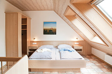 Ein großzügiges Familienzimmer mit Doppelbett im Familienhotel Ottonenhof im Sauerland.