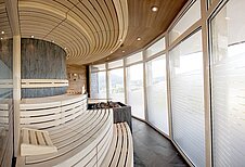 Große Sauna mit Panoramafenstern im Familienhotel Sonnenpark.