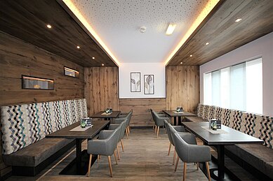 Modernes Restaurant mit gemütlichen Sitzmöglichkeiten im Kinderhotel Stefan in Pitztal.