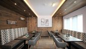 Modernes Restaurant mit gemütlichen Sitzmöglichkeiten im Kinderhotel Stefan in Pitztal.