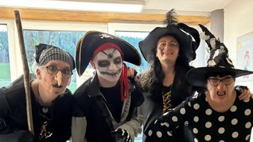Vier Damen als hexen verkleidet für Halloween im Hotel Engel im Schwarzwald