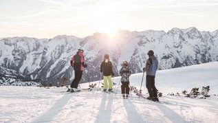 Oberösterreich im Winter erleben: Gemeinsame Skitour mit der Familie im Skigebiet Pyhrn Priel Hinterstoder.