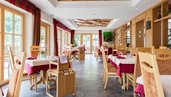 Das gut ausgestattete Familienrestaurant mit Hochstühlen und gedecktem Tisch im Wellness- & Familienhotel Egger in Saalbach Hinterglemm.