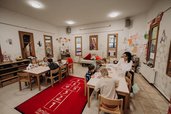 Kinder basteln gemeinsam in der Kinderbetreuung im Happy-Club des Hotel Sonngastein im Salzburger Land.