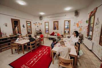 Kinder basteln gemeinsam in der Kinderbetreuung im Happy-Club des Hotel Sonngastein im Salzburger Land.