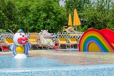 Kinder und Babypool im Außenbereich vom Familienhotel Kolping Hotel Spa & Family Resort in Ungarn.