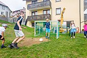 Kinder spielen Fußball im Garten im Familienhotel Engel im Schwarzwald