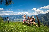 Vierköpfige Familie beim Wandern in den Salzburger Bergen.