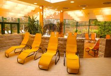 Ruhebereich im Wellness mit Liegen zum entspannen im Familienhotel Sonnenhügel in der Rhön.