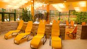 Ruhebereich im Wellness mit Liegen zum entspannen im Familienhotel Sonnenhügel in der Rhön.
