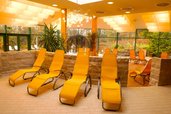 Ruhebereich im Wellness mit Liegen zum entspannen im Familienhotel Sonnenhügel in der Rhön.