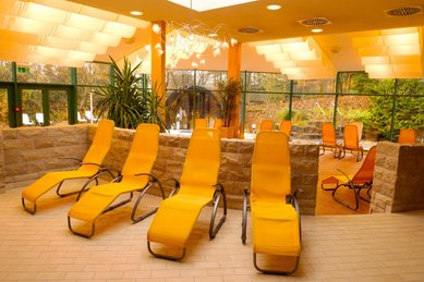 Ruhebereich im Wellness mit Liegen zum entspannen im Familienhotel Sonnenhügel in der Rhön.