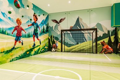 Indoor-Spielraum mit Fußballfeld für Kinder im Familienhotel Tirolerhof in Österreich