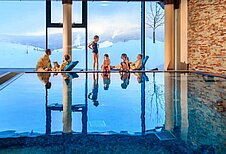 Großes Schwimmbad mit Panoramafenstern im Familienhotel Elldus Resort im Erzgebirge