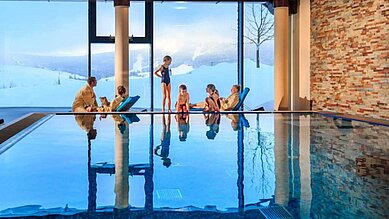 Großes Schwimmbad mit Panoramafenstern im Familienhotel Elldus Resort im Erzgebirge