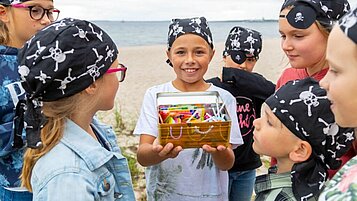 Kinder bei der Schatzsuche in der Kinderbetreuung des Familienhotels Strandkind an der Ostsee.