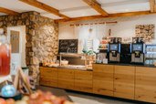 Frisch zubereitete Speisen warten an der Buffetstation des Familienhotel Friedrichshof auf hungrige Gäste.