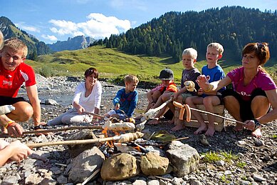 Stockbrot backen auf dem Berg im Familienhotel Sonne Bezau Vorarlberg.