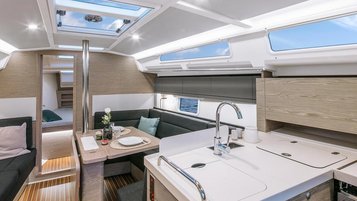 Küche und Wohnbereich der Segelyacht Strandkind.