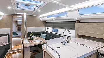 Küche und Wohnbereich der Segelyacht Strandkind.