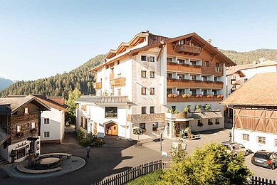 Hotelansicht im Sommer vom Adler Familien- & Wohlfühlhotel in Tirol.
