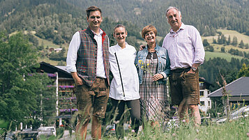 Familie Hinteregger heißt euch im Familienhotel Der Kirchheimerhof in Kärnten herzlich willkommen.