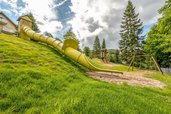 Im Familienhotel Mein Krug im Fichtelgebirge gibt es für Kinder eine Hangrutsche.