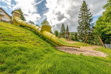 Im Familienhotel Mein Krug im Fichtelgebirge gibt es für Kinder eine Hangrutsche.