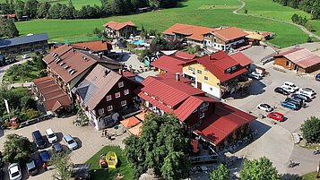 Luftaufnahme Hotel Spa- & Familien-Resort Krone in den Allgäuer Alpen.