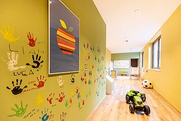 Die Kinderbetreuung im Happy-Club findet in einem kindgerechten Spielzimmer statt im Familienhotel Das Bayrischzell in Oberbayern.